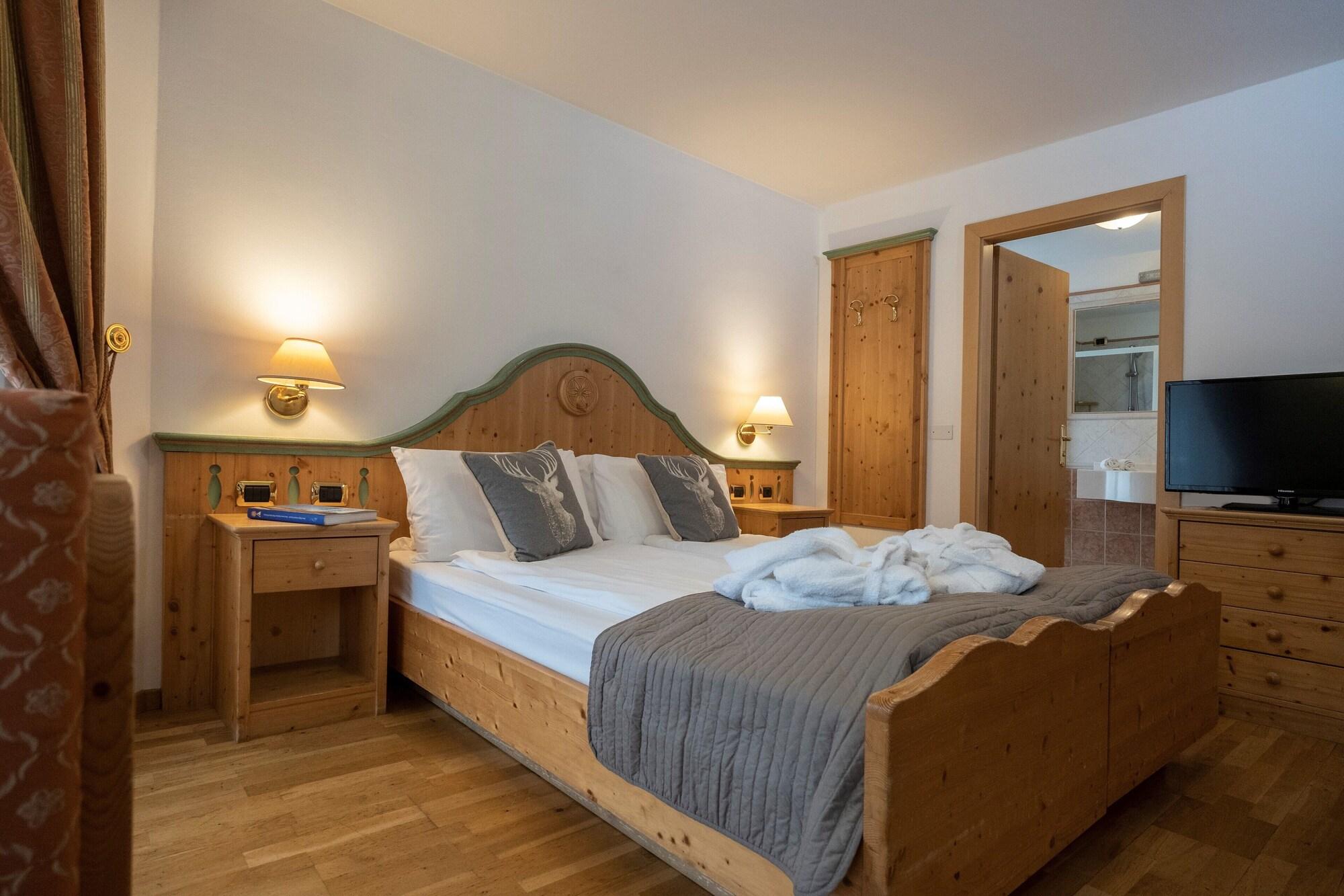 Hotel Soreghes Gran Chalet كامبيتيلو دي فاسا المظهر الخارجي الصورة